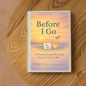 Op de afbeelding: Een hardcover boek getiteld "Before I Go" met een zonsondergang illustratie op de cover. Het boek bevat de tekst "A Practical and Personal End-of-Life Toolkit" en een ruimte om "Belongs to:" onderaan te schrijven.