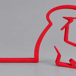 Può includere: Una scultura lineare rosso brillante, piatta, a forma di martello stilizzato. L'oggetto presenta una lunga base dritta che si estende verso sinistra, con la testa e la parte a granchio del martello delineate da un profilo angolare.