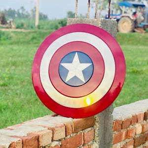 キャプテン・アメリカをモチーフにした金属製シールド | マーバルレジェンド キャプテン・アメリカ シールド | コスプレ、ディスプレイ、ギフトに最適なスーパーヒーローレプリカ小道具