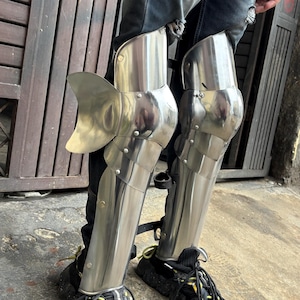 Medieval Steel Leg Armor – Handmade Full-Length Greaves with Knee Protection – Authentic Knight Costume & Cosplay Gear