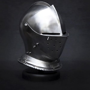 Elmo medievale in acciaio con visiera fatto a mano, armatura da cavaliere gotico, elmo europeo da armatura chiusa per rievocazione storica e esposizione di cosplay