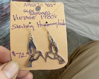 Brincos vintage Navajo de beija-flor em prata esterlina, década de 1980, com a marca Glen Sandoval GS gravada no verso.