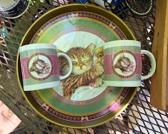 Bandeja con diseño de gatitos y tazas a juego (2) 1993 Giordano Art Limited, que recuerda a Chessie y a las tazas con diseño de gatitos de ferrocarril. Bandeja como nueva en buen estado.