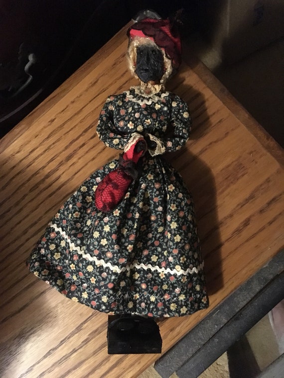 黒いアメリカーナ人形手作り、おそらくアップルフェイス、ビンテージ服