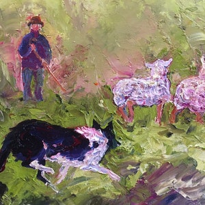 Puede incluir: Una pintura de un pastor con un bastón, un border collie blanco y negro pastoreando un rebaño de ovejas rosas en un campo verde.