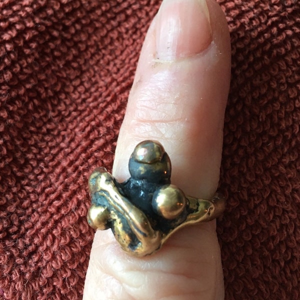 Small brass modernist brutalist vintage ring à la Carl Tasha Jack Boyd No signature and appears fabricated rather than cast