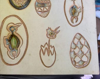 Chicken or egg tile Bennington potters Vermont number 1535 David Gill wall hanging or trivet 1950s 1960s