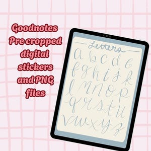 Può includere: Un tablet digitale mostra l'alfabeto in corsivo blu chiaro. Lo sfondo è una griglia rosa. Il testo rosa in corsivo recita "Goodnotes, Pre cropped, digital stickers and PNG files."