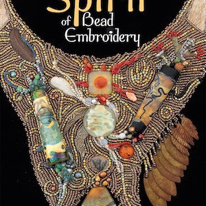 Op de afbeelding: Een boekomslag met de titel "The Spirit of Bead Embroidery" in gele tekst. De omslag toont een close-up van een kralenketting met verschillende kleuren, vormen en texturen. De ketting is gemaakt van kralen, stenen en metalen accenten. De naam van de auteur, Heidi Kummli, staat in witte tekst onderaan de omslag.