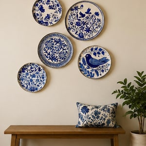 Set aus 5 blau-weißen Keramiktellern mit botanischem Vogelmotiv, Vintage-Wandkunst im Landhausstil