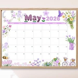Pode incluir: Um calendário de maio de 2026 emoldurado com um tema floral. O calendário apresenta um fundo claro com uma grade para as datas. A palavra "Maio" está em roxo, com flores decorativas e uma borboleta. Ilustrações florais e uma bicicleta com flores adornam as bordas.