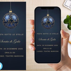 Puede incluir: Un diseño de invitación azul marino con un adorno colgante azul y dorado. El texto dice "Festa Sotto Le Stelle" y "Serata di Gala", con detalles del evento: 20 de diciembre de 2025, 21:00, Teatro Marconi.