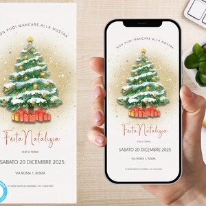 Puede incluir: Una invitación navideña con una ilustración de un árbol de Navidad decorado y regalos. El texto dice "Festa Natalizia" y los detalles del evento. El diseño se muestra en un teléfono y una tarjeta.