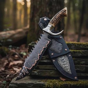 Puede incluir: Un cuchillo de hoja fija con una hoja de acero de Damasco estampada que presenta un borde de color cobre, un refuerzo plateado curvado y un mango de asta marrón texturizado. Se acompaña de una funda de cuero negro con una incrustación de reptil.