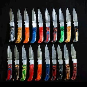 Parti med fällbara fickknivar i damaskusstål med läderslida – 6,75 tums blandade trähandtag