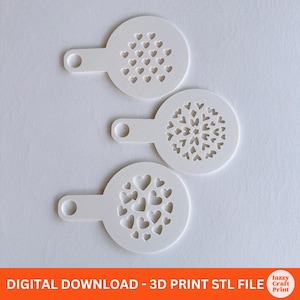 Op de afbeelding: Drie witte sjablonen met hartpatronen om te knutselen. Elke sjabloon heeft een cirkelvormig ontwerp en een handvat. De sjablonen zijn voor digitale download en 3D-printen. De tekst "DIGITAL DOWNLOAD - 3D PRINT STL FILE" is zichtbaar.