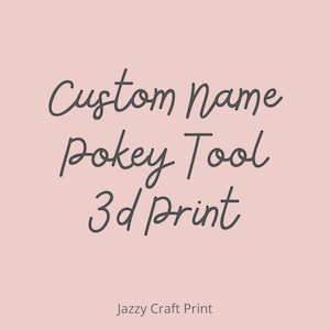 Peut inclure: Fond rose clair avec le texte "Custom name Pokey Tool 3d print" en police cursive gris foncé. Le texte "Jazzy Craft Print" est au bas de l'image.