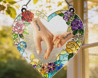 Atrapasueños acrílico personalizado con niños sosteniendo la mano de mamá, atrapasueños colgante personalizado con el nombre de mamá e hijo, decoración para ventanas del Día de la Madre, regalo para mamá.