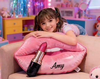 Almohada personalizada con forma de balón de fútbol y labios rosas, almohada de peluche adorable con nombre personalizado y pintalabios, almohada decorativa de maquillaje, regalo para hija