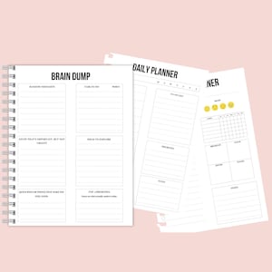 Puede incluir: Un planificador blanco con espiral con las palabras "BRAIN DUMP" y "DAILY PLANNER" impresas en las páginas. El planificador incluye secciones para pensamientos aleatorios, tareas y prioridades. Páginas adicionales presentan un rastreador de estado de ánimo y espacio para notas.