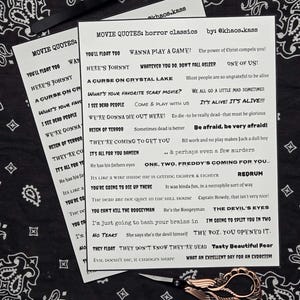 Könnte beinhalten: Zwei weiße Papierbögen mit Horrorfilmzitaten in schwarzem Text, darunter "You'll float too" und "Here's Johnny". Die Bögen liegen auf einem schwarz-weißen Paisley-Bandana, mit einer dekorativen Schere und einer Pinzette.