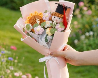 Buquê de crochê para formatura com boneca, flores, presente para a turma de 2026 (com luzes)