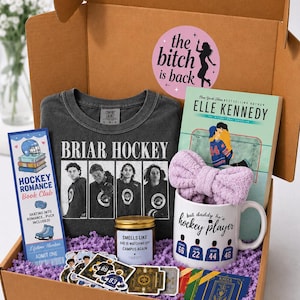 以下が含まれることがあります： テーマ別のギフトボックス。グレーのBriar Hockey Tシャツ、本、"but daddy he's a hockey player"と書かれたマグカップ、キャンドル、ヘアバンド、ステッカー、ブックマークが含まれています。ボックスは紫色の紙で裏打ちされています。