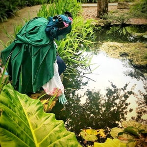 Druid Lily Capelet ~ green cape, green cloak, green wedding cape, green hooded cosplay jester lavorre cape, handfasting cape, technodolly