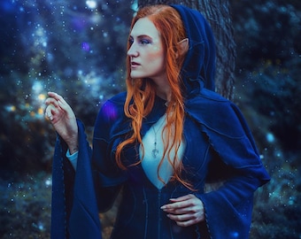 Blauwe fleece jas en cape: middeleeuwse mantel met uitlopende mouwen en capuchon