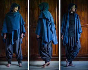 Blauwe fleece poncho met capuchon: knusse wintermantel, grote maten
