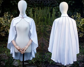 Witte katoenen druïde-cape: zilveren sluiting, groen stiksel (XSmall)