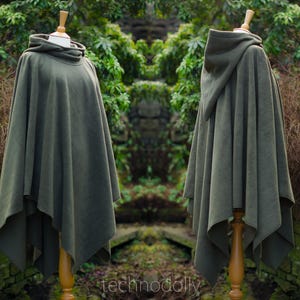 Puede incluir: Una capa verde oscura con capucha y un diseño largo y fluido. La capa está hecha de una tela suave y cómoda y tiene un corte holgado.