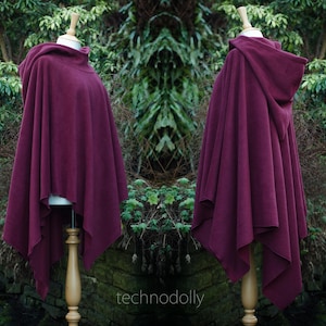 Puede incluir: Una capa con capucha de color burdeos con un diseño largo y fluido. La capa está hecha de una tela suave y cómoda y tiene un ajuste holgado.