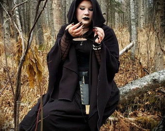 Fleece bolero grote maat met capuchon: zwarte middeleeuwse heks schouderophalend