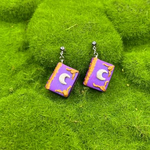 Mond Buch Polymer Ton hypoallergene silberfarbene Ohrstecker Ohrringe Cottagecore Fairycore Skurrile Fantasy Bücher Witchy