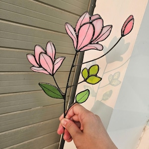 Magnolienblüte Glasmalerei | Handgemachte Blumen Fenster Dekor | Geschenk für Mama | Botanische Glaskunst Tafel | Pinker Magnolien-Sonnenfänger