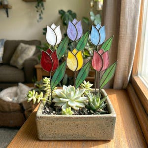 Estaca para plantas con forma de tulipán de vidriera, regalo para el Día de la Madre, atrapasoles floral de primavera, decoración para bandeja escalonada, accesorio para maceta pequeña.