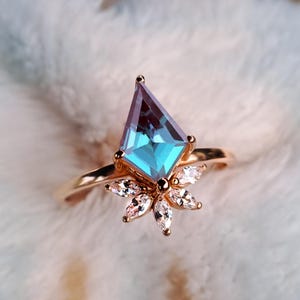 Bague unique en forme de cerf-volant avec pierres précieuses en alexandrite, cadeau délicat solitaire pour elle, bague de mariage, bague en pierre de naissance, cadeau de Pâques