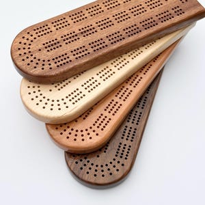 Planche à cribbage fabriquée à la main en bois massif avec des chevilles en métal et un espace de rangement intégré - Ensemble de jeu haut de gamme, cadeau pour lui, soirée jeux en famille