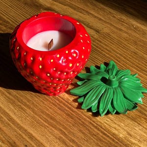 Juicy strawberry candle with strawberry scent