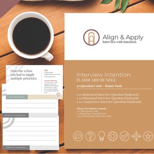 Può includere: Una vista dall'alto di una scrivania in legno con una tazza di caffè, una penna e schede. Le schede sono etichettate "Interview Intention Flashcard Bundle" e includono il testo "Descrivi un momento in cui hai dovuto destreggiarti tra più priorità."