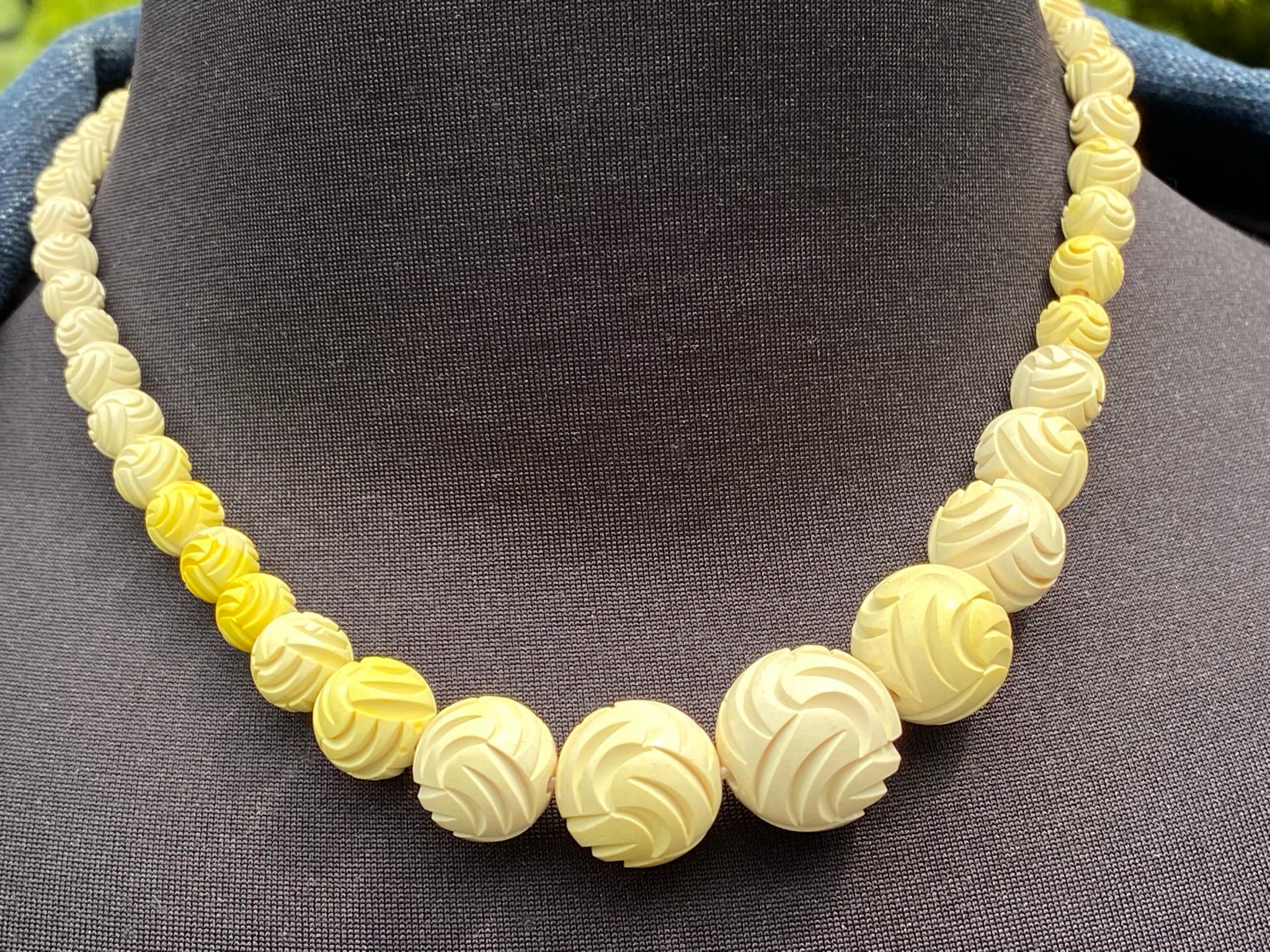 Collier Vintage Plastique Jaune - Motif Bananes Rétro - Occasion Bon état