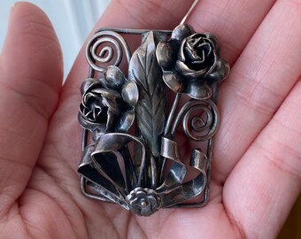 Broche Ancienne En Argent - Style Années 1920/1940 Avec Contour Floral Et Calligraphie - Bijou Vintage