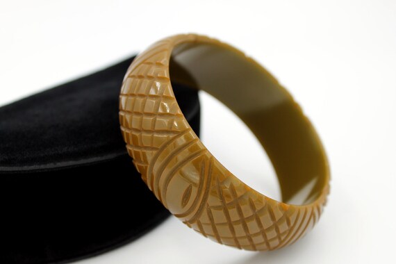 Olive Green Bakelite Bangle, Pineapple Carved, ca… - image 8