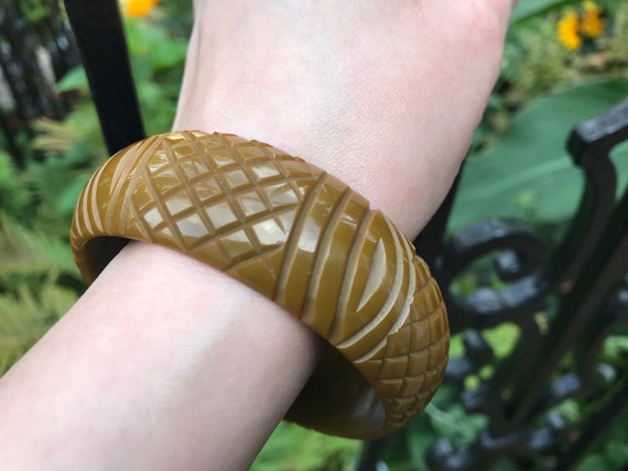 Olive Green Bakelite Bangle, Pineapple Carved, ca… - image 2