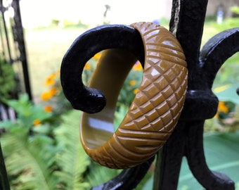 Olive Green Bakelite Bangle, Pineapple Carved, ca. 1940s