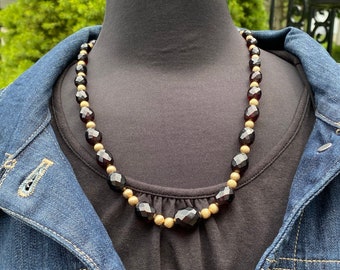 Collier De Perles En Résine Rouge Et Blanc - Bijou Vintage Charmant, Occasion