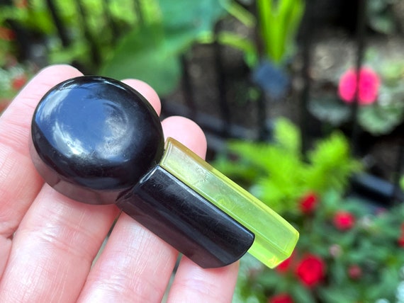 Chunky Bakelite-Era Dress Clip, Black and Lime Gr… - image 5