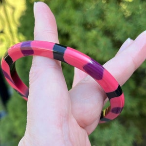 Roze gestreepte Lucite Spacer Bangle - Beste kunststoffen ca. Jaren 60