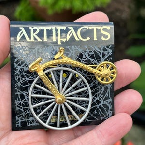 Spilla Penny Farthing di JJ Artifacts, bicicletta a ruota alta, su cartoncino originale, circa anni '80